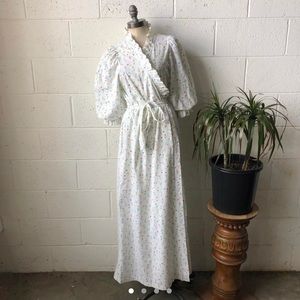 70s MISS ELAINE White Cotton Floral Patterned Puffy Sleeved Ruffled Robe